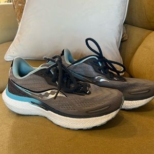 Saucony FormFit running shoes size 6.5 gray and teal in gently used condition.